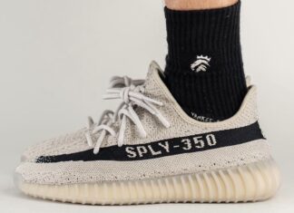 步行照片阿迪达斯Yeezy Boost 350 V2“米色/黑色”