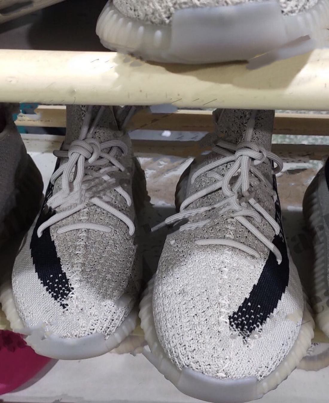 阿迪达斯Yeezy Boost 350 V2反向奥利奥黑条纹发布日期