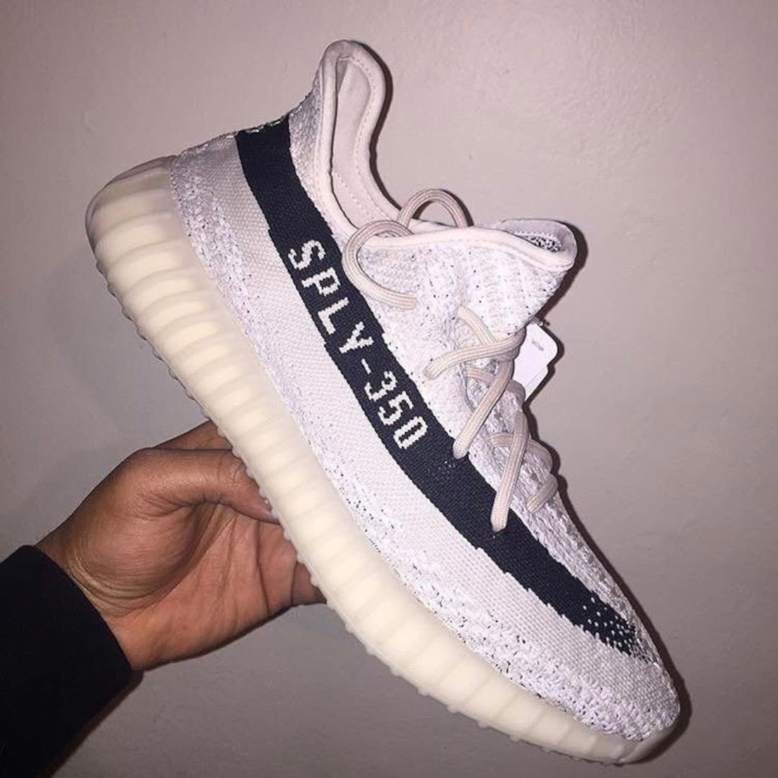 阿迪达斯Yeezy Boost 350 V2反向奥利奥黑条纹发布日期