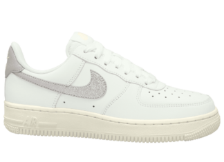 初见Nike Air Force 1 Low “Silver Swoosh”（银色标志）。