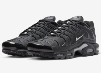 全黑的Nike Air Max Plus，带有迷你银色符号。