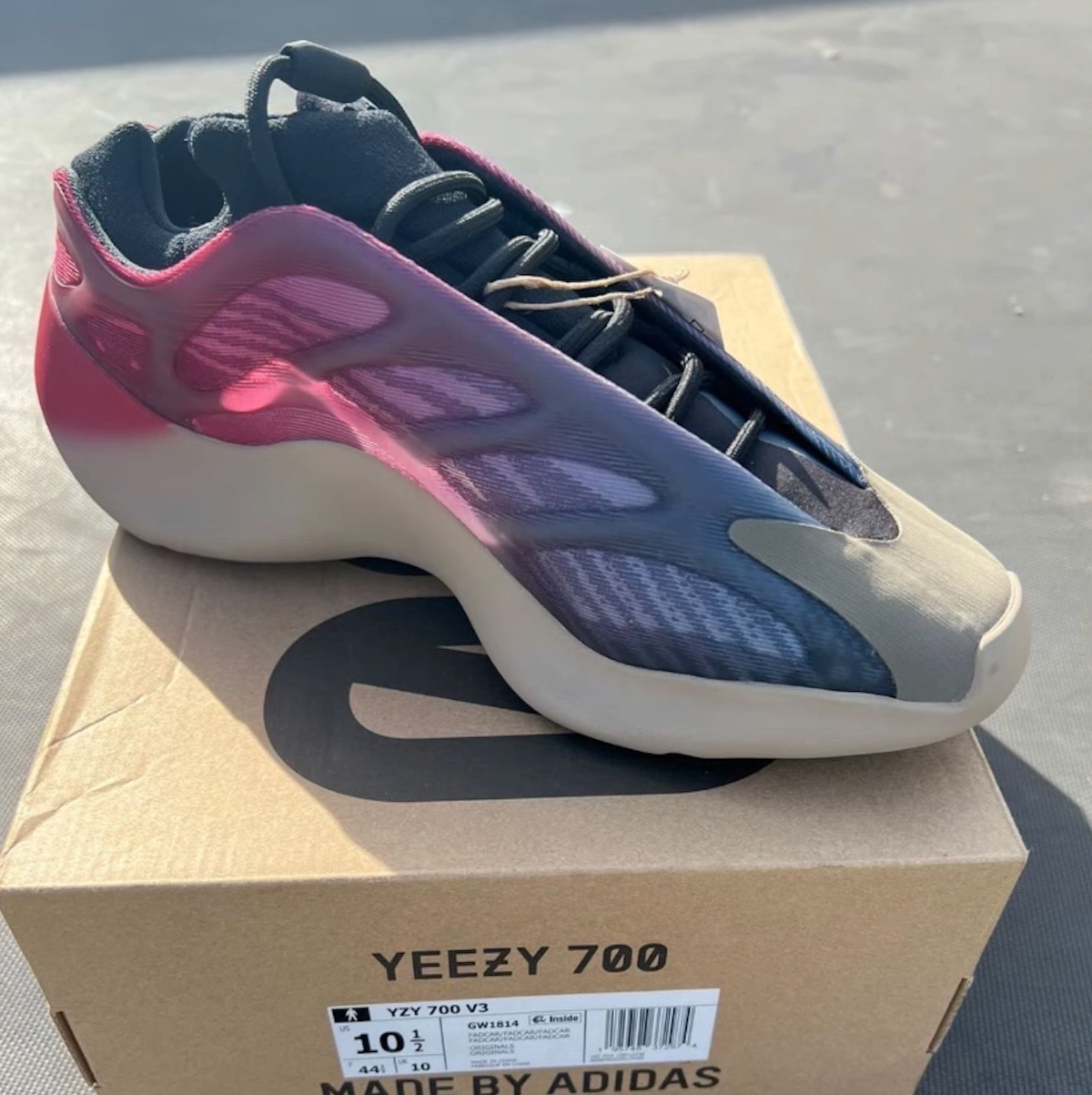 阿迪达斯Yeezy 700 V3褪色碳纤维GW1814发布日期