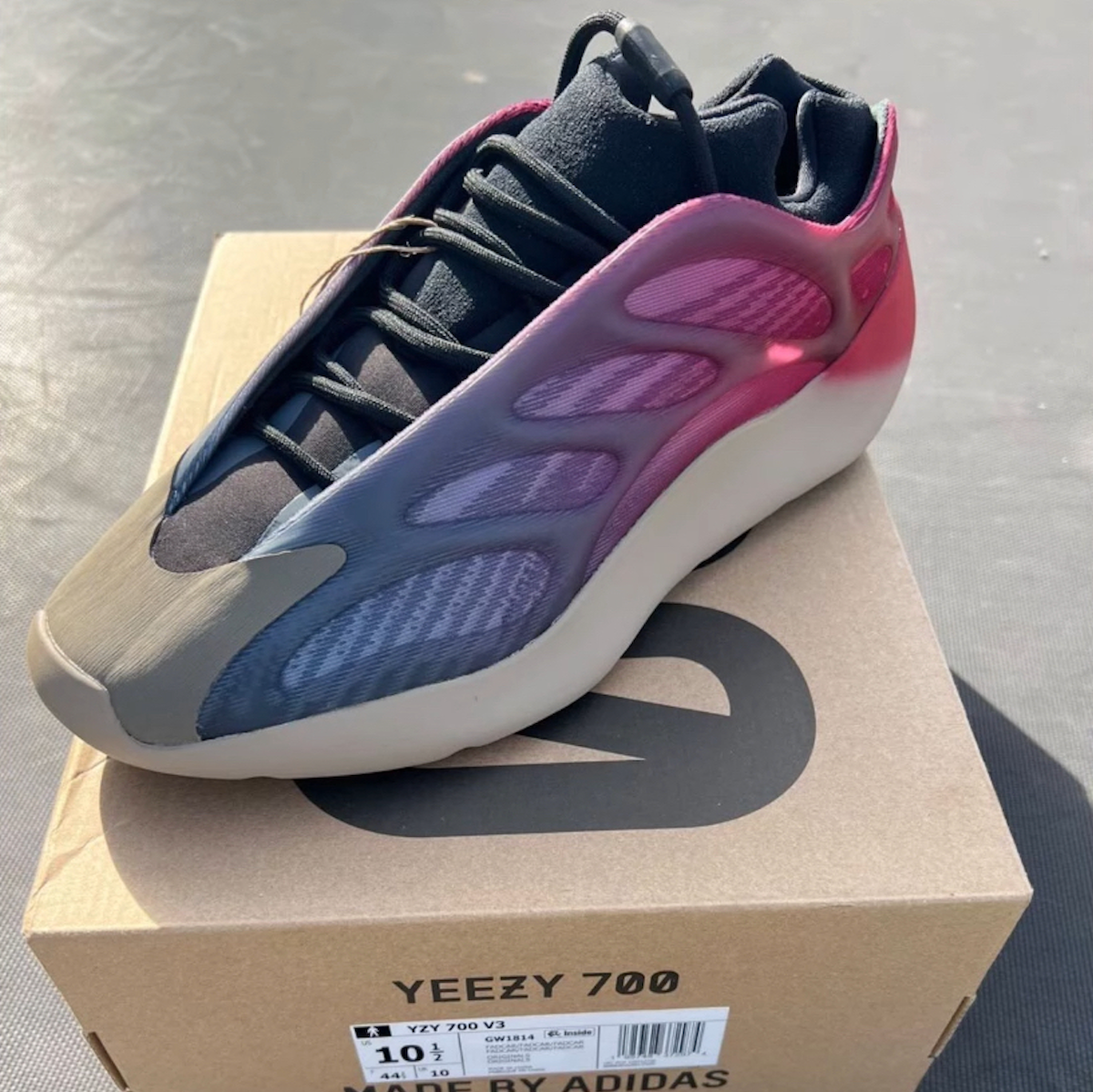 阿迪达斯Yeezy 700 V3褪色碳纤维GW1814发布日期