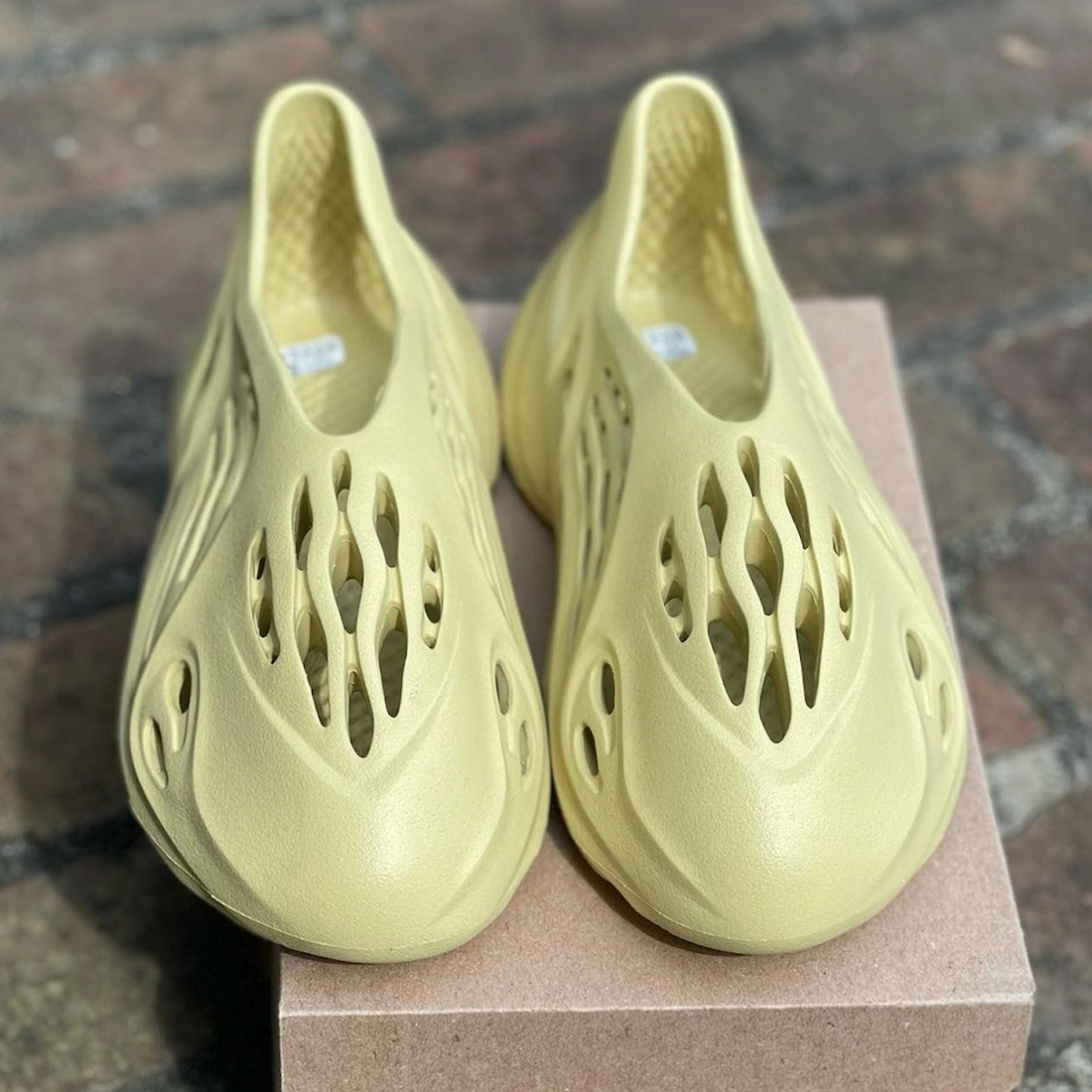 阿迪达斯Yeezy泡沫流道硫磺GV6775上市日期