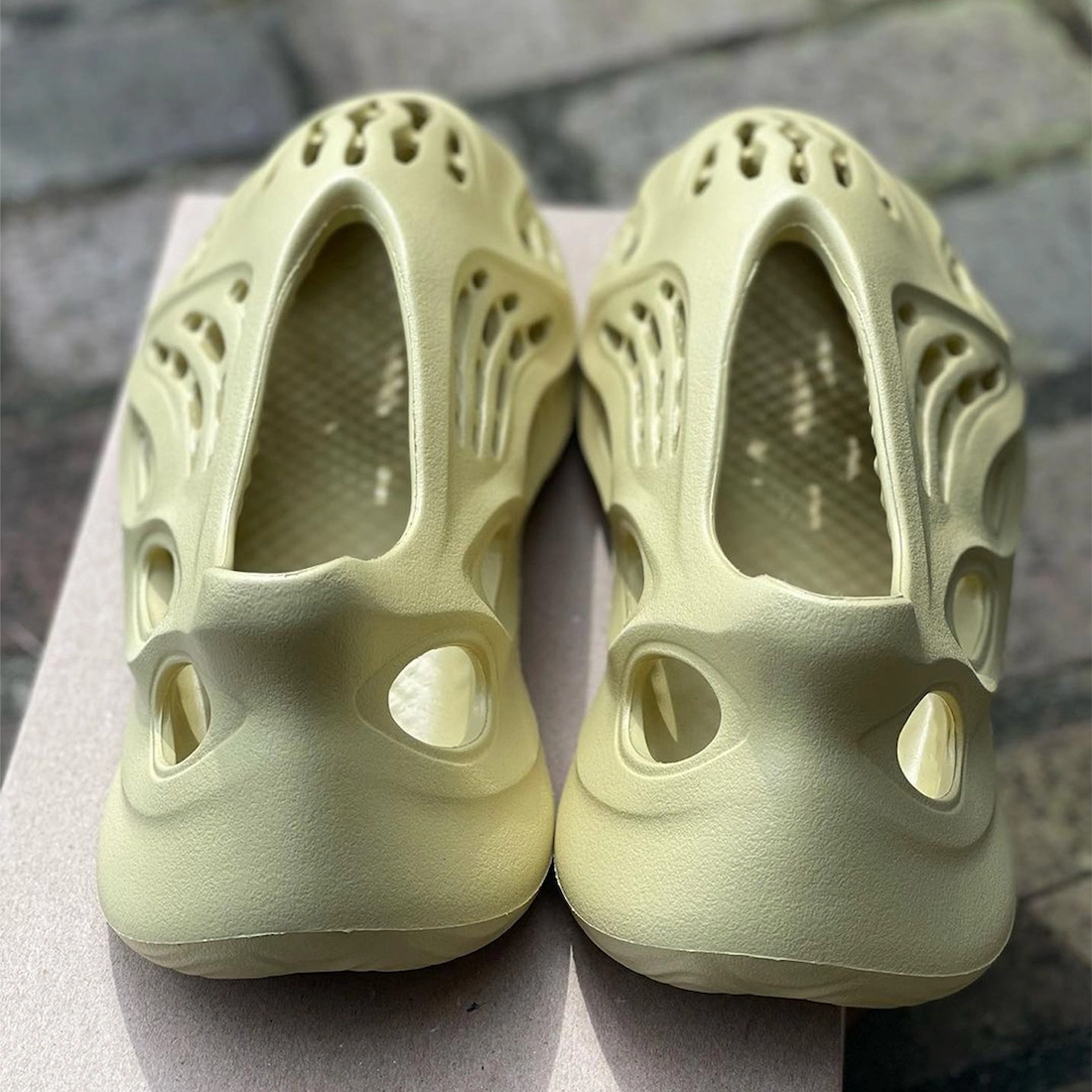 阿迪达斯Yeezy泡沫流道硫磺GV6775上市日期