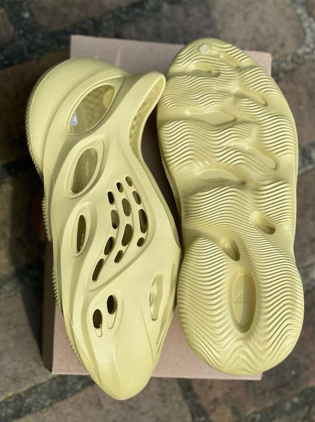 阿迪达斯Yeezy泡沫流道硫磺GV6775上市日期