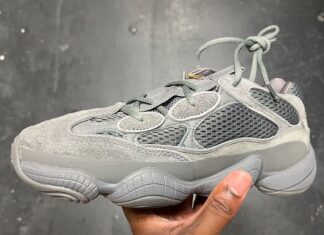 实拍阿迪达斯Yeezy 500 “花岗岩”。