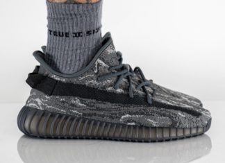 阿迪达斯Yeezy Boost 350 V2 “MX灰 “的脚下照片