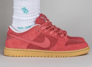 耐克SB Dunk Low “Adobe “的脚部照片