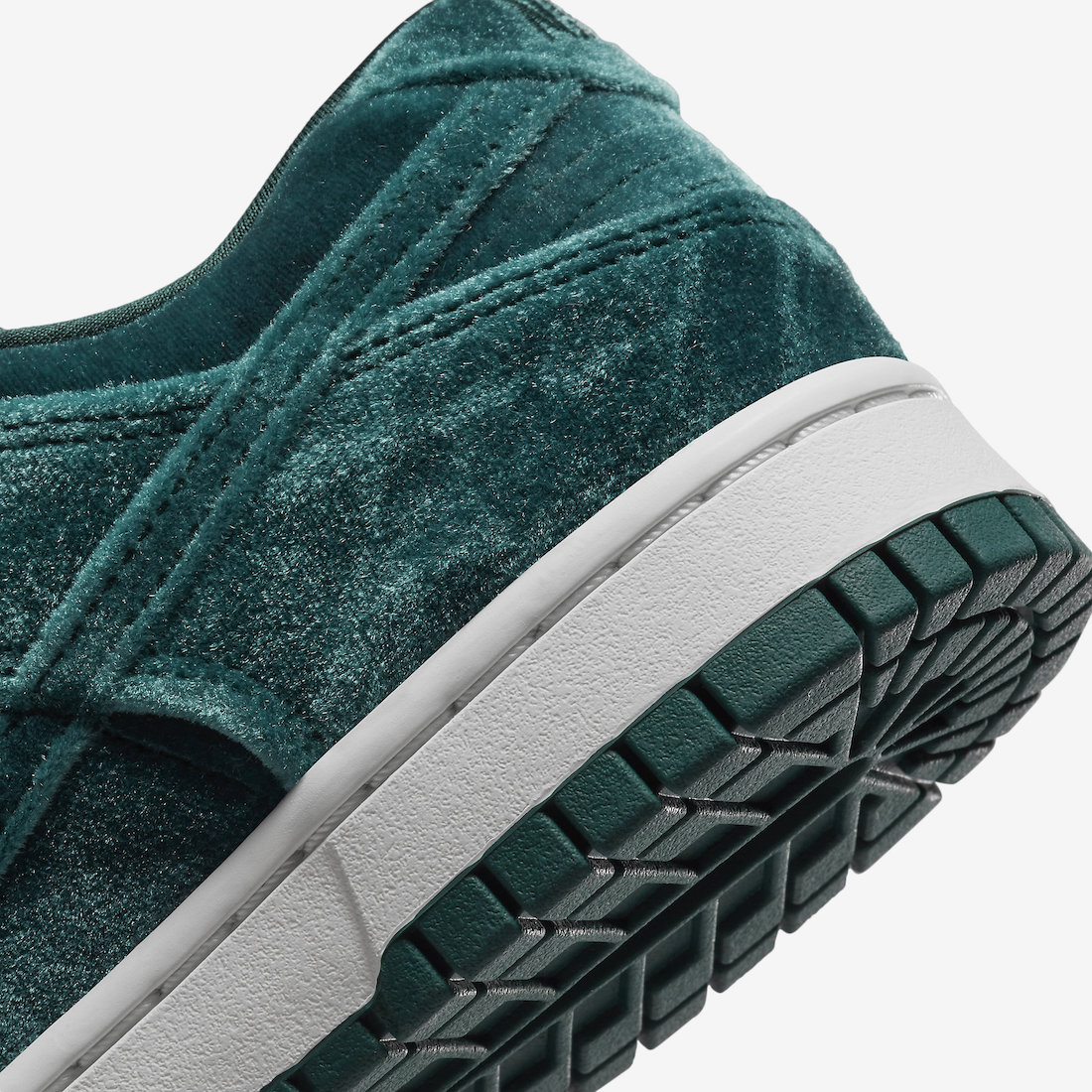 Nike Dunk Low Green Velvet DZ5224-300 Release Date On-Feet