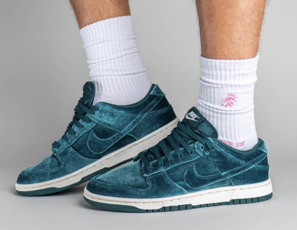 Nike Dunk Low Green Velvet DZ5224-300 Release Date On-Feet