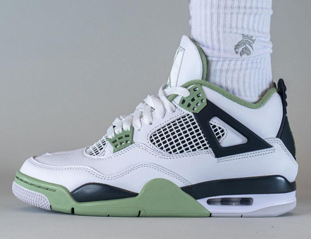 Air Jordan 4 “Seafoam “的脚部照片