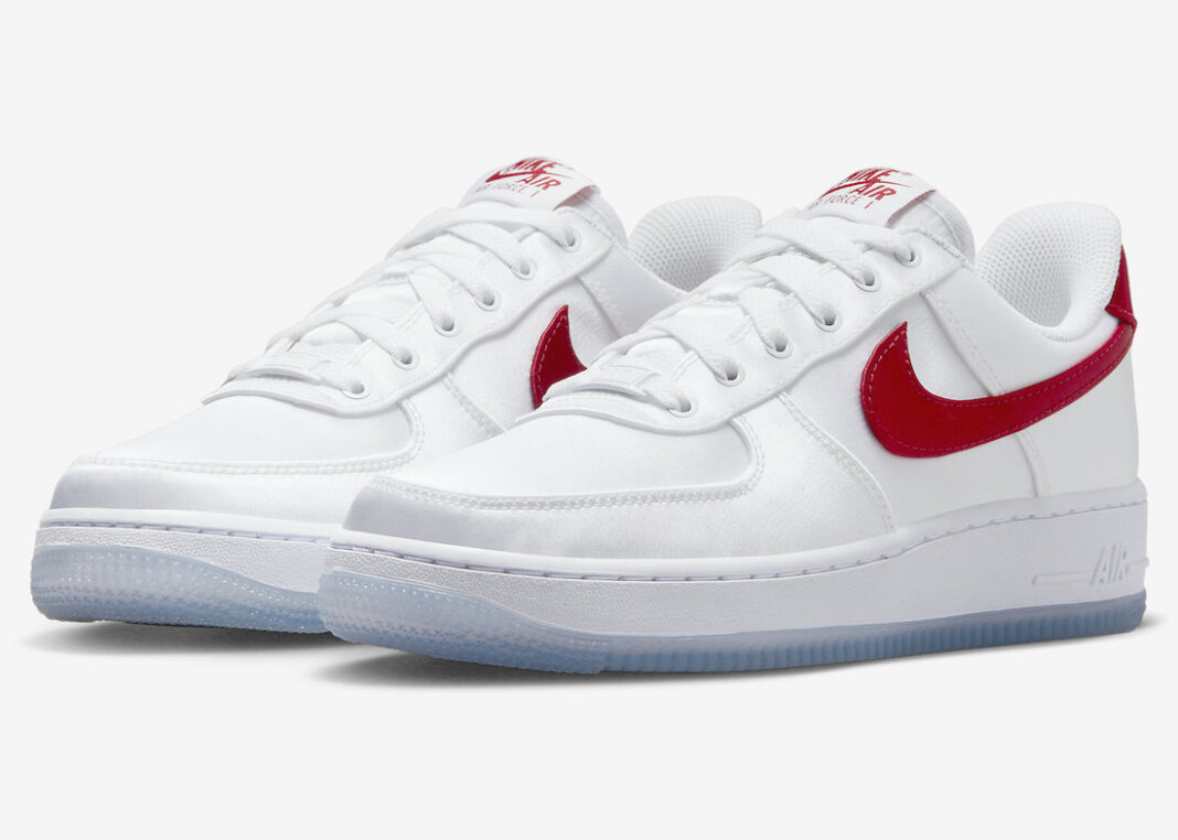 缎面鞋面和冰冷鞋底的Nike Air Force 1 Low