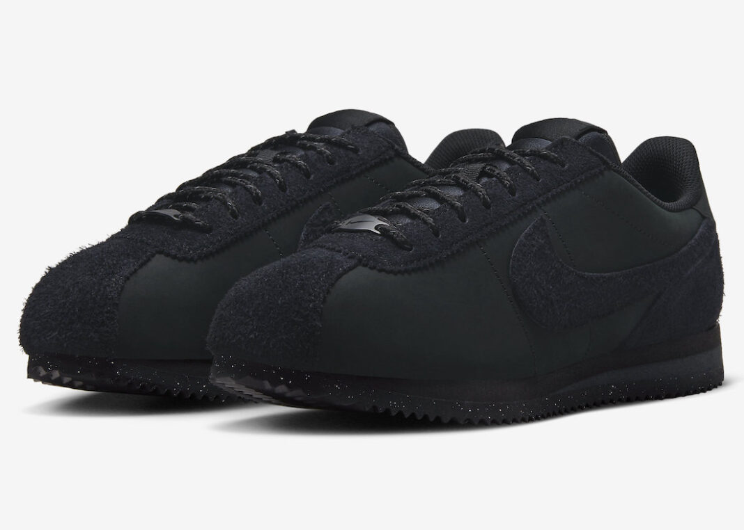 这款Nike Cortez PRM “Triple Black “配备了毛茸茸的麂皮。