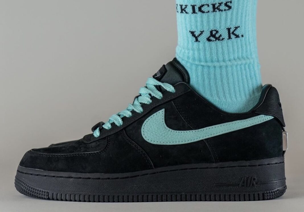 Tiffany & Co. x Nike Air Force 1 Low的现场照片