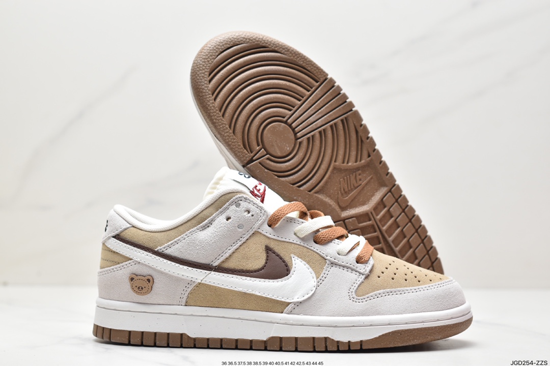 耐克, 熊猫, 板鞋, Swoosh, SB Dunk Low SE, SB Dunk Low, Nike SB Dunk Low, Nike SB Dunk, Nike SB, NIKE, Dunk Low, Dunk, DO9457-100 - Nike SB Dunk Low SE"85 Double Swoosh/Grey/Brown Bear"耐克 扣篮系列低帮休闲运动滑板板鞋“麂皮浅棕双钩小熊”DO9457-100