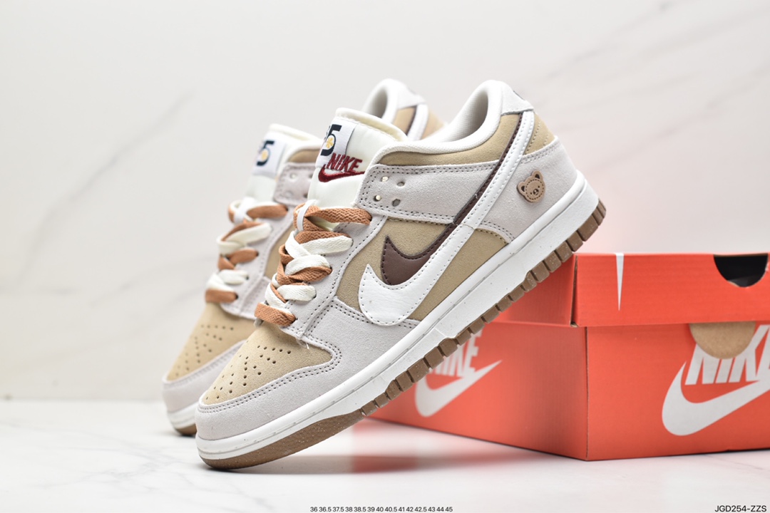 耐克, 熊猫, 板鞋, Swoosh, SB Dunk Low SE, SB Dunk Low, Nike SB Dunk Low, Nike SB Dunk, Nike SB, NIKE, Dunk Low, Dunk, DO9457-100 - Nike SB Dunk Low SE"85 Double Swoosh/Grey/Brown Bear"耐克 扣篮系列低帮休闲运动滑板板鞋“麂皮浅棕双钩小熊”DO9457-100