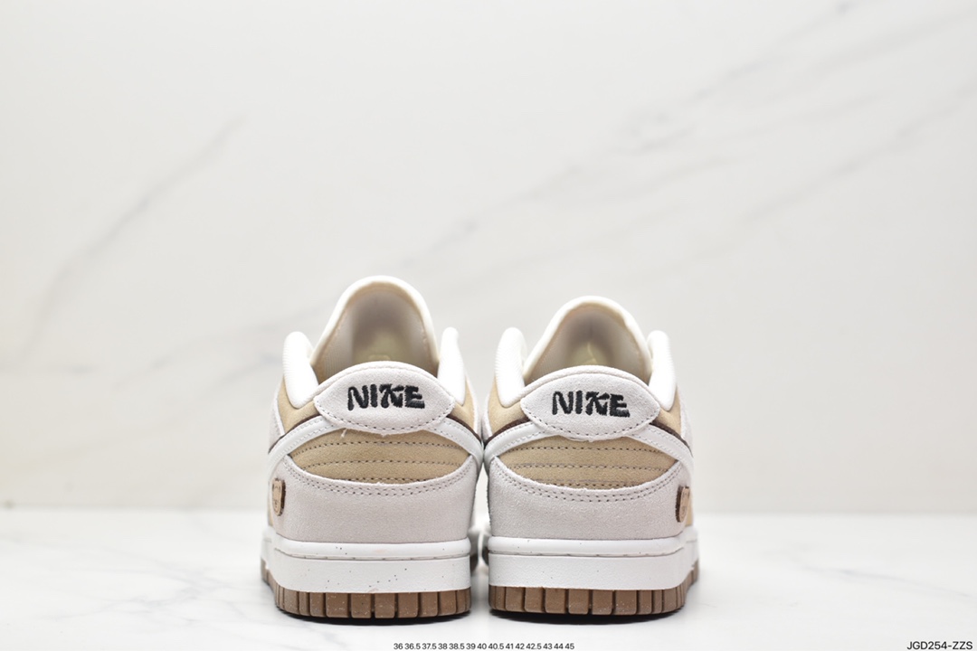 耐克, 熊猫, 板鞋, Swoosh, SB Dunk Low SE, SB Dunk Low, Nike SB Dunk Low, Nike SB Dunk, Nike SB, NIKE, Dunk Low, Dunk, DO9457-100 - Nike SB Dunk Low SE"85 Double Swoosh/Grey/Brown Bear"耐克 扣篮系列低帮休闲运动滑板板鞋“麂皮浅棕双钩小熊”DO9457-100