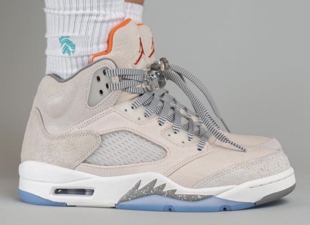 Air Jordan 5 SE Craft “Light Orewood Brown “的脚下照片