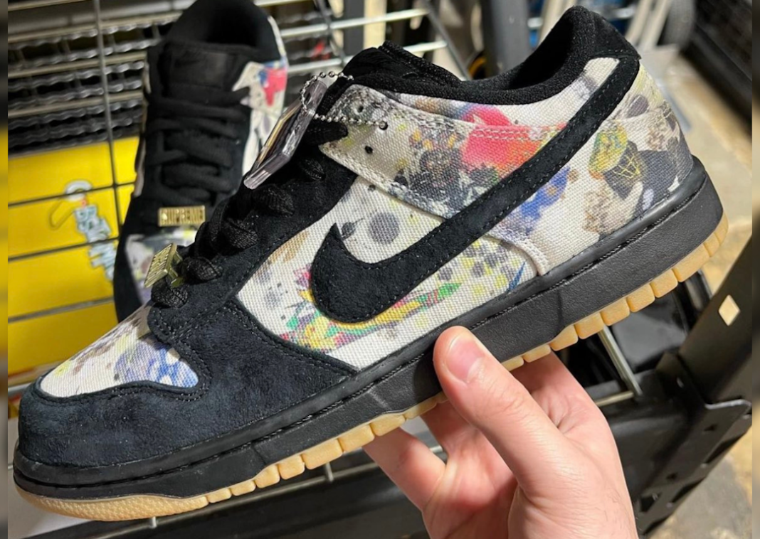 初见。Supreme x Nike SB Dunk Low “Rammellzee” 。