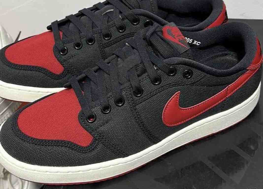 近距离观察Air Jordan 1 KO Low “Bred”。