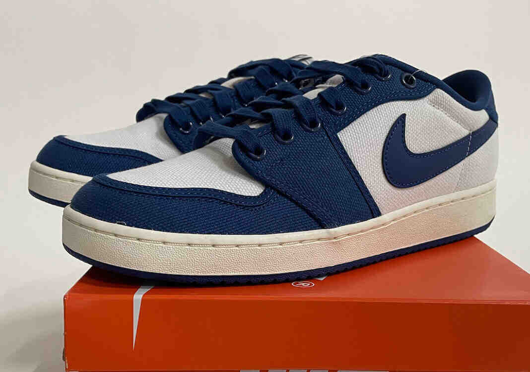 初见：Air Jordan 1 KO Low “Dark Royal Blue”（深皇家蓝）。