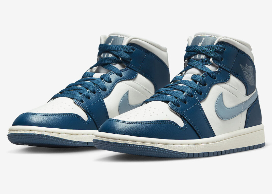 2023年夏季的女装Air Jordan 1 Mid “Sky J French Blue”。