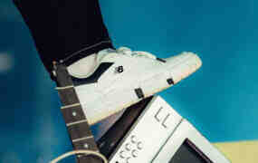 贾登-史密斯在科切拉音乐节上首次亮相下一款新百伦签名鞋
