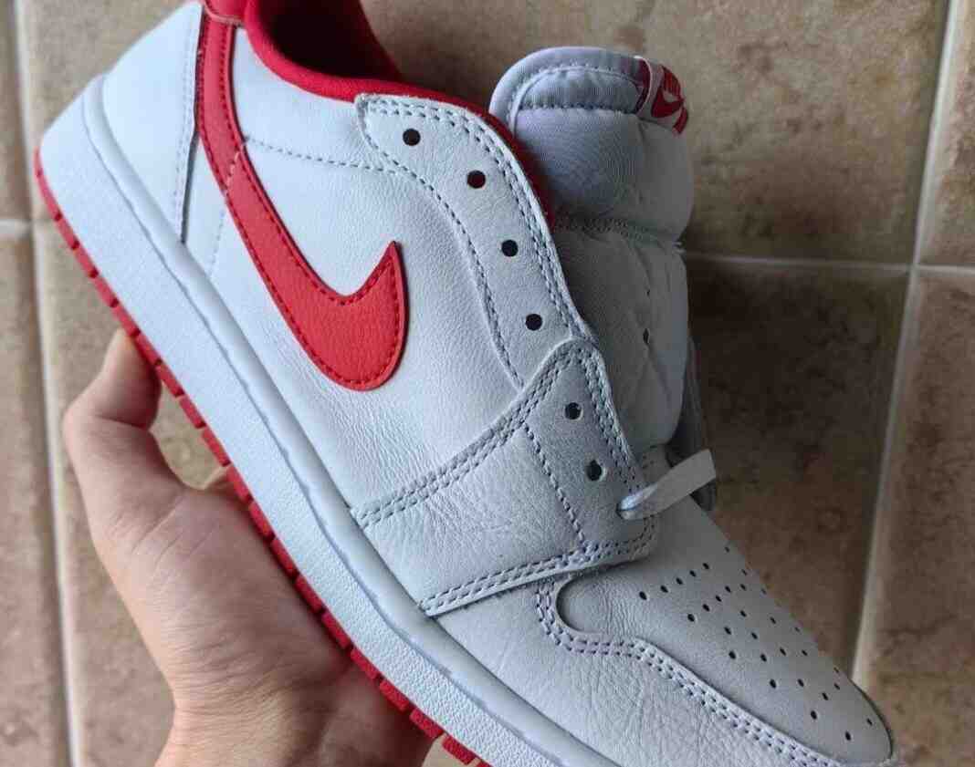 初见：Air Jordan 1 Low OG “University Red”（大学红）。