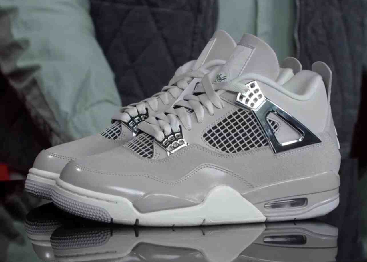 Air Jordan 4 Frozen Moments AQ9129-001