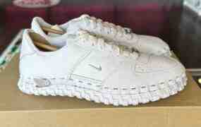 第一眼：Jacquemus x Nike J Force 1 Low “White Woven”（白色编织）。