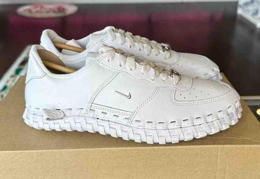 第一眼：Jacquemus x Nike J Force 1 Low “White Woven”（白色编织）。