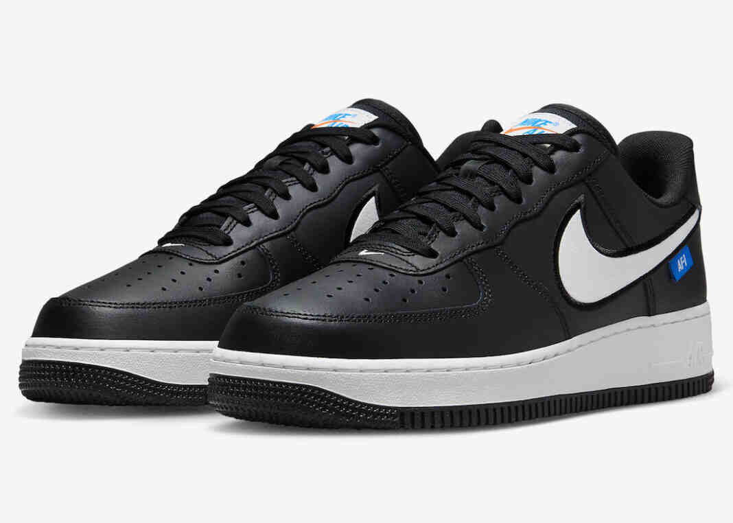 带有蓝色标签的 “黑/白 “Nike Air Force 1 Low