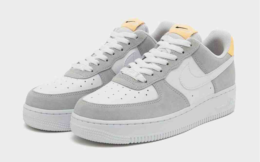 这款Nike Air Force 1 Low混合了纯白金和甜瓜色。