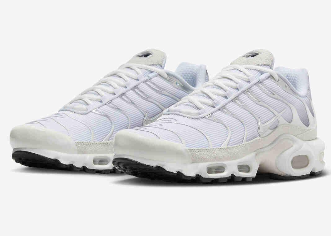 耐克Air Max Plus “纯铂金 “与毛绒绒的麂皮覆盖层