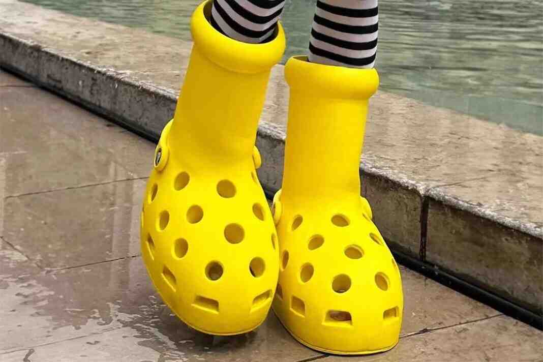 汤米-卡什在巴黎时装周亮相Crocs x MSCHF “大黄靴”