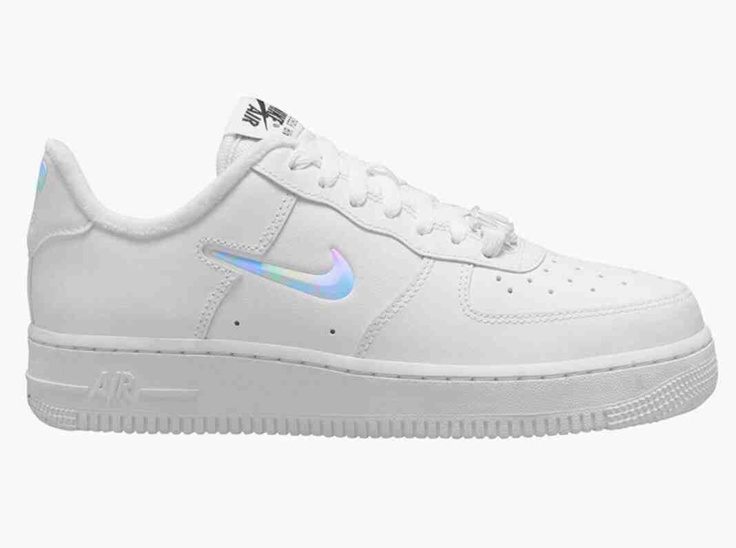 这款Nike Air Force 1 ’07 SE配备了扎染的Swooshes。