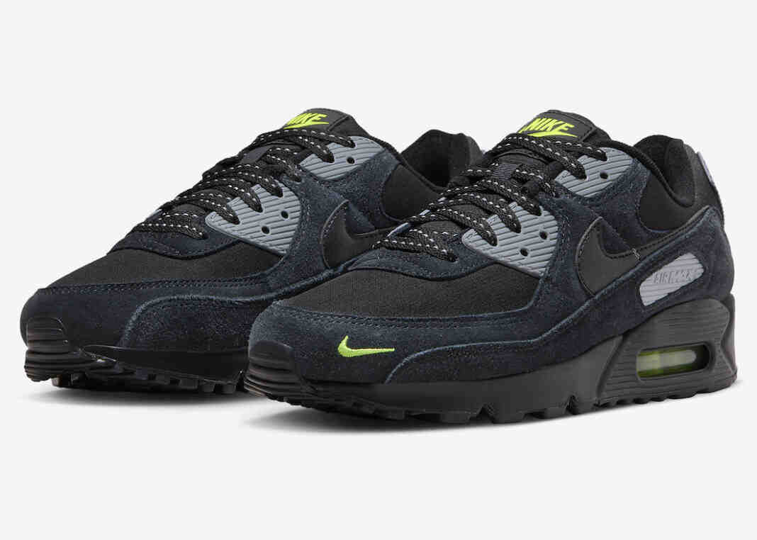 耐克在这款Air Max 90上增加了Volt Mini Swooshes。