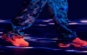 德雷克在It’s All A Blur巡演中首次亮相Nike NOCTA Hot Step 2