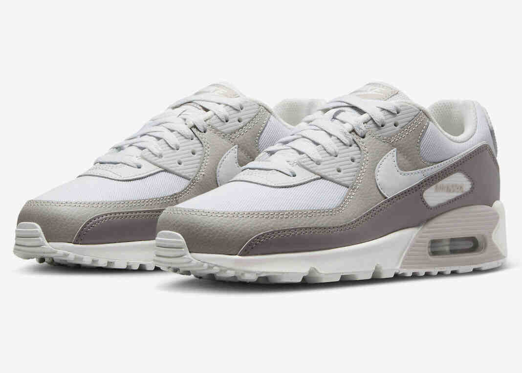 耐克Air Max 90光子尘埃和轻铁矿石表面