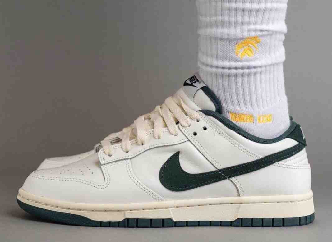 Nike Dunk Low “Athletic Department” (Deep Jungle)的脚下照片。