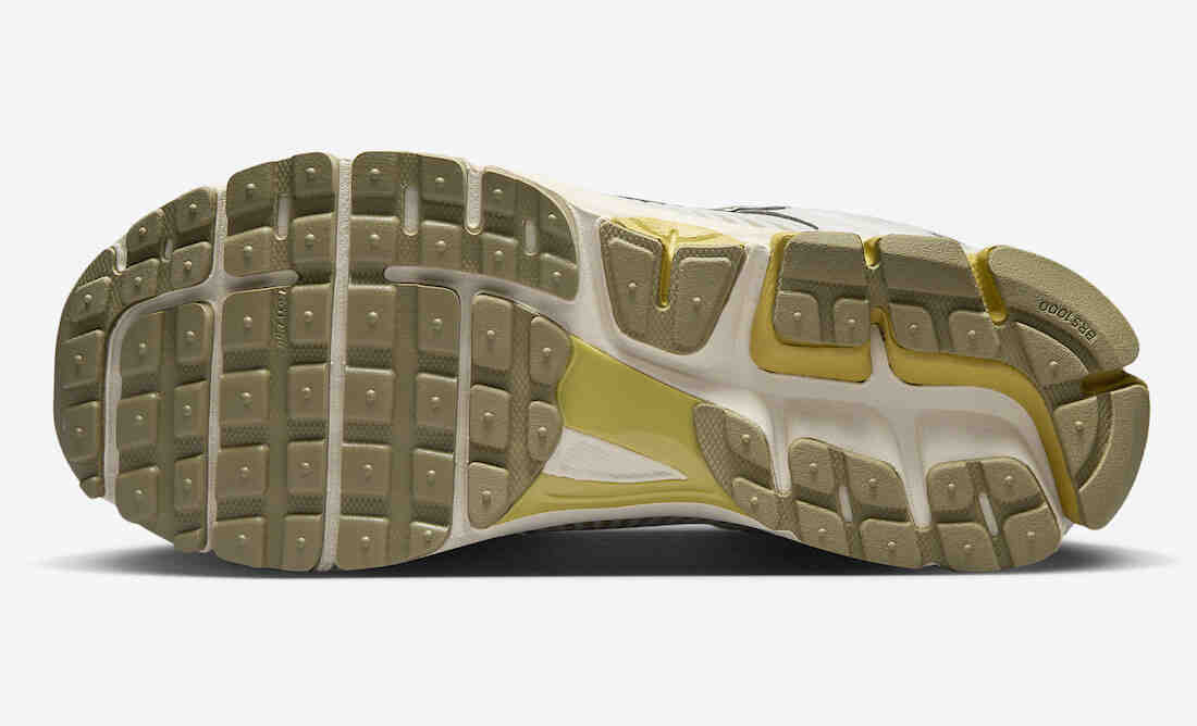 2023 年秋季,耐克 Zoom Vomero 5 采用橄榄色调 运动鞋, 耐克, Zoom Air, Zoom, Nike Zoom Vomero 5, NIKE, Light Bone - 2023 年秋季,耐克 Zoom Vomero 5 采用橄榄色调