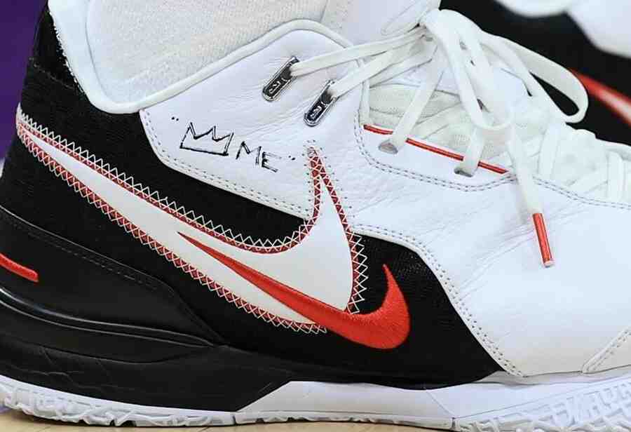 网友普遍呼吁市场上推出詹姆斯的“出道纪念战靴”，该款鞋子的细节也公布了。