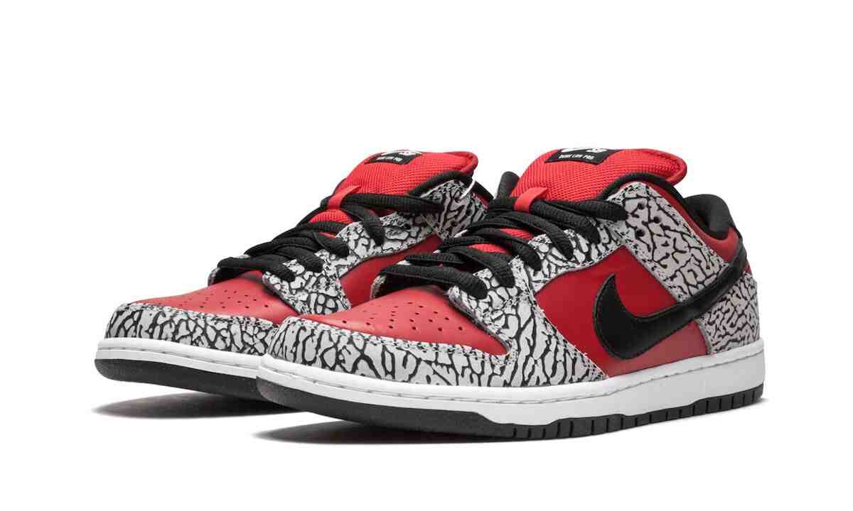 Swoosh, Supreme, SB Dunk Low, Nike SB Dunk Low, Dunk Low, Dunk, Community Poll, Air Jordan - 更好的至尊SB Dunk Low: “黑水泥”或“红水泥”