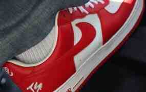 Fat Joe在社交媒体上展示了红色Terror Squad x Nike Air Force 1低帮鞋款。
