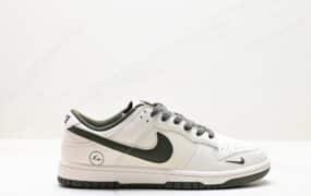 耐克Nike DuNike Low Retro ”DIY高端定制“ 低帮休闲运动板鞋 原装头层材料 用料绝不含糊 独家版型蒸餾加工帶來的是更好的视觉和脚感体验 清洁度 电绣工艺 皮料切割干净无任何毛边 细节完美
货号：XD1688-016品牌：耐克Nike
系列：DuNike Low Retro
类型：低帮休闲运动板鞋
货号：XD1688-016