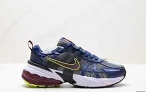 耐克 NIKE V2K RUN 跑步鞋 网面透气运动鞋 灰银 材质：紧致鞋面 鞋侧 Swoosh 镀铬细节 鞋垫 Bill Bowerman头像 中底做旧效果 黑色外底 产品编号：FV6602-400 尺码：36-45 ID：JKD126-DZZ