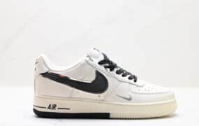 Air Force 1 ‘07 LV8 空军一号 鞋子 空军一号 采用了整体外观的工具灰色 外观使用纹理显示 冷色调填满整个鞋子结构 除了白色logo 鞋跟和鞋底 灰黑也填充了鞋子的其余部分
货号 JJ0253-001