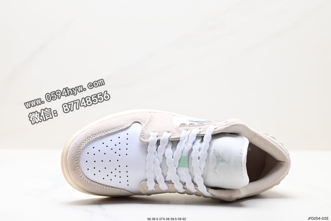 耐克, 板鞋, 扣篮系列, Zoom, Nike SB, NIKE, AI - 耐克Nike SB DuNike Low 扣篮系列 复古低帮休闲运动滑板板鞋。采用脚感柔软舒适ZoomAir气垫，有效吸收滑板等极限运动在落地时带来的冲击力，为街头运动者们提供更好的保护。
货号：DZ5356-800
尺码：35.5 36 36.5 37.5 38 38.5 39 40
ID:JFD259-DZE