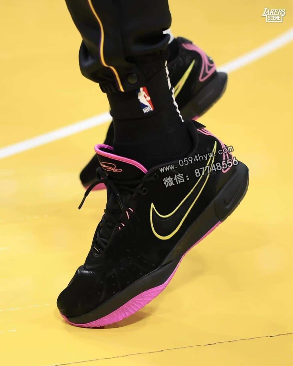 詹姆斯, 篮球鞋, Swoosh, NIKE, LeBron 21, LEBRON, LBJ2 - 詹姆斯现身演讲会，脚踩全新配色的LBJ21球鞋！你对这款球鞋的评分如何？